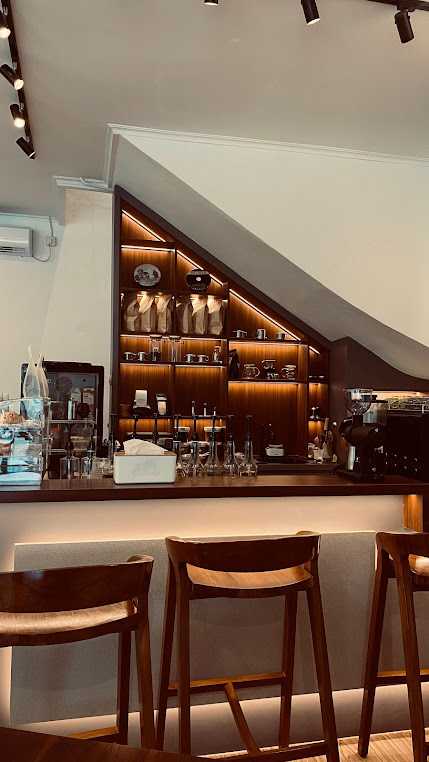 Barista sedang membuat kopi